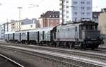 144 121-1 mit Umbauwagenzug in Pforzheim am 17.04.1982.