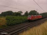 145 060-0 zieht in Doppeltraktion ein Stahlbansenzug bei Jacobsdorf(Markt)  .