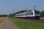Am 12 Augustus 2025 wird TRI 145 040 mit der RB37 beim Passage von Kaarst Broicherseite vom offenbarer Weg fotografiert. Am 12 Augustus 2025 wird TRI 145 040 mit der RB37 beim Passage von Kaarst Broicherseite vom offenbarer Weg fotografiert.