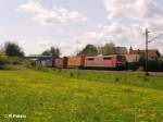 151 132-8 zieht bei Edlhausen ein Containerzug.