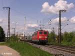 151 024-7 zieht ein Containerzug durch Regensburg Ost.