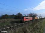 151 068-4 zieht ein Containerzug bei Plling durch die Kurve.