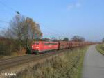 151 087-4 zieht ein Kohlezug durch die Kurve bei Plling.