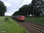 151 121-1 zieht in Doppeltraktion ein Erzbomber bei Jacobsdorf(Mark) nach Ziltendorf.