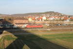 151 150-0 zieht ein Gemischten Gterzug mit Granitblcken und Stahlbansen durch Retzbach-Zellingen.