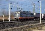 Mit dem Güterzug fädelt Hectorrail 151 133-6 alias 162.005  Herzog  bei Binzen in die Altstrecke der badischen Hauptbahn ein.