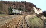 151 050-2 mit gemischtem G�terzug auf dem M�hltalfelsendamm der Geislinger Steige am 23.04.1982.