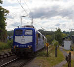Die an die ERC.D GmbH (European Railway Company Deutschland, Nürnberg) vermietete SIEMENS Vectron Dual Mode 248 039-0 (90 80 2248 039-0 D-ATLU) der Alpha Trains Luxembourg s.à.r.l. fährt am 23 August 2025, mit der an die WRS Deutschland GmbH vermietete 151 033-3 (91 80 6151 033-8 D-SRI) der SRI Rail Invest GmbH im Schlepp, durch Scheuerfeld/Sieg in Richtung Köln.

Die SIEMENS Vectron DM 248 039 wurde 2023 von Siemens Mobility GmbH in München-Allach unter der Fabriknummer 23261 gebaut. Die ex DB 151 033-8 wurde 1974 von Krauss-Maffei AG in München-Allach unter der Fabriknummer 19652 gebaut.