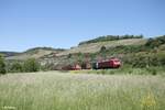 152 067-5 zieht bei Himmelstadt ein Containerzug in Richtung Süden.