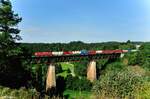 152 158 überquert das Viadukt bei Beratzhausen mit einem Containerzug gen Süden.