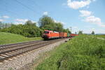 152 156-6 zieht mit einem Containerzug aus Regensburg Ost bei Pölling gen Norden.
