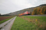 152 079-0 zieht bei Thüngersheim mit einem Containerzug in Richtung Süden.