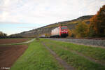 152 022-0 zieht mit einem Containerzug bei Thüngersheim in Richtung Süden. 21.10.24