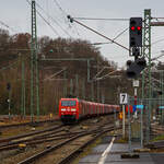 Die 152 110-3 (91 80 6152 110-3 D-DB) der DB Cargo AG fährt am 08.12.2021 mit einem Coilzug durch Betzdorf (Sieg) in Richtung Siegen.