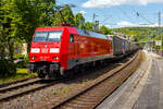 Die 152 127-7 (91 80 6152 127-7 D-DB) der DB Cargo AG fährt am 09 Mai 2025 mit einem KLV-Zug durch Kirchen/Sieg in Richtung Köln.

Die Siemens ES64F wurde 2000 noch von Krauss-Maffei (heute Siemens) in München-Allach unter der Fabriknummer 20254 gebaut.
