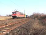 155 044-1 zieht bei Geisenheim ein Containerzug.