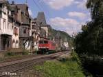 155 167-0 zieht ein Containerzug an der Stadtkulisse von Bacharach vorbei.