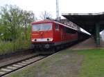 155 220-7 zog am 21.04.10 mit gedecktem Gterzug durch Eisenhttenstadt.