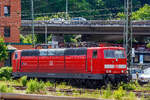 Damals noch für die DB Fernverkehr AG fahrende, die 181 213-0 „Saar“ (91 80 6181 213-0 D-DB) ist am 17 Juni 2013 beim Hbf Koblenz angestellt.

Die Lok wurde 1974 bei Krupp in Essen unter der Fabriknummer 5279 gebaut, der elektrische Teil bei AEG unter der Fabriknummer 8850. Sie hat die Zulassung für Deutschland / Frankreich / Luxemburg. Im Jahr 2020 wurde sie an die Martin Schlünß Eisenbahnlogistik in Wankendorf verkauft. Aktuell ist sie als 91 80 6181 213-0 D-SEL im unterwegs, sie hat nun wieder ein Farbkleid in ozeanblau/beige. Bis zum Fpl. Wechsel im Dez. 2018 fuhren die Loks planmäßig den EN 452 / 453 (Paris–Moskau) im Abschnitt von Karlsruhe nach Strasbourg (F). Zuvor bis zum Fpl. Wechsel im Dez. 2014 die IC 130 bis IC 137 und IC 231 (Borkum, Norderney oder Ostfriesland) von der Nordsee über Köln und Koblenz nach Luxembourg (und retour), im Abschnitt von Luxembourg und Koblenz.

Die DB-Baureihe 181.2 sind Zweisystemlokomotiven (15 kV 16,7 Hz und 25 kV 50 Hz Wechselstromsystem) für den grenzüberschreitenden Verkehr mit Luxemburg und Frankreich, von denen 1974 und 1975 insgesamt 25 Stück gebaut wurden. Ihre Entwicklung basiert auf den vier Vorserienloks E 310 001 bis 004 die von der Deutschen Bundesbahn ab 1966 speziell für den grenzüberschreitenden Verkehr nach Frankreich und Luxemburg beschafft wurden. Nach 1968 wurden diese vier Prototypen im Baureihenschema der DB wegen technischer Unterschiede als Baureihe 181.0 und 181.1 eingereiht. Sie waren eine Weiterentwicklung der E 320 (BR 182).

Der markanteste äußere Unterschied zu den Vorserienloks besteht in den drei abnehmbaren Maschinenraumhauben, wobei die Lüftergitter zur Dachkante hochgezogen wurden. Durch die höheren Lüfter wurde es ermöglicht, dass die Luft nicht mehr durch den Maschinenraum, sondern direkt zu den Fahrmotoren geleitet werden konnte. Die Fahrmotoren waren indes vom gleichen Grundtyp, mit identischer Dauerleistung. Die Höchstgeschwindigkeit wurde mit einer höheren zulässigen Drehzahl der Elektromotoren von 150 km/h auf 160 km/h gesteigert.

Die Loks haben die Achsfolge Bo'Bo', somit besitzen sie zwei Drehgestelle mit insgesamt vier Fahrmotoren (6 polige Reihenschluß-Mischstrommotoren) und vier einzeln angetriebenen Achsen. Die Kraftübertragung erfolgt mittels SIEMENS Gummiring-Kardanantrieb. Bei den Serienlokomotiven konnte die Firma Krupp auf Erfahrungen mit der DB-Baureihe 151 zurückgreifen, von der man die Lemniskatenlenker übernahm.

Die Loks sind mehrfachtraktions- und wendezugfähig, jedoch nicht mit den vorhandenen Steuerwagen einsetzbar. Grund dafür ist die bei den Steuerwagen fehlende Technik für die anderen Stromsysteme. Dies führt dazu, dass das Steuerkabel an zwei Polen nicht passt und somit einen Wendezugbetrieb unmöglich macht.

Unter Berücksichtigung der tiefer hängenden Oberleitung in Frankreich entschied man sich für einen Lokkasten mit niedriger Bauhöhe. Eine Besonderheit ist die asymmetrische Ausrüstung mit Fenstern und Lüftungsgittern. Eine Seite weist sieben Gitter auf, während bei der anderen statt der drei mittleren die gleiche Anzahl an Fenstern eingebaut wurde.

TECHNISCHE DATEN der BR 181.2:
Spurweite: 1.435 mm
Achsformel: Bo’Bo’
Dienstgewicht: 84,0 t
Länge über Puffer: 17.940 mm
Drehzapfenabstand: 9.000 mm
Achsabstand im Drehgestell: 3.000 mm
Treibraddurchmesser: 1.250 mm (neu) / 1.170 mm (abgenutzt)
Höhe: 3.612 mm
Höchstgeschwindigkeit: 160 km/h
Stromsystem: 15 kV 16 2/3 Hz~ (Stromabnehmer 1, 1.950 mm) und 25 kV 50 Hz~ (Stromabnehmer 2, 1.450 mm)
Anzahl Fahrmotoren: 4 (á 825 kW)
Fahrstufenschalter: Stufenlose Zugkraftsteuerung über Thyristor-Stromrichter mit Phasenanschnittsteuerung sowie 5-stufiges Nocken-Feinschaltwerk für Feldschwächung
Antrieb: Gummiring Kardanantrieb
Dauerleistung: 3.300 kW (4.488 PS)
Anfahrzugkraft: 277 kN
Dauerzugkraft: 133 kN
Elektrische Wiederstandsbremse (Fahrdrahtanhängig): max. 120 kN
Elektrische Wiederstandsbremse (Batterie): max. 60 kN
Bremse: KE-GP-R + E mZ EP
Kleinster befahrbarer Kurvenradius: R 100 m  
