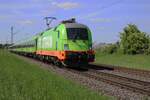 Am 8 Mai 2025 passiert Flixtrain 242.503 der auf dem offenbarer Weg stehender Fotograf bei Kaarst (zwischen Krefeld und Neuss).