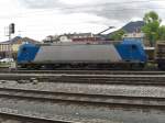 185 511-3 steht wartend im Salzburger Hauptbahnhof.