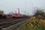 185 220-1 verlsst Regensburg Ost mit einem Containerzug.