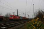 185 220-1 mit Containerzug in Regensburg Ost.