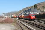 185 165-8 durchfhrt Lorch am Rhein mit einem Containerzug.