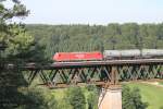 185 301-9 überquert das Viadukt bei Beratzhausen mit einem Kesselzug in Richtung Regensburg.