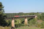 Eine unbekannte 185iger mit Staubsilowagen auf dem Viadukt bei Beratzhausen.