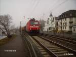 185 125-2 durchfhrt Rdesheim an dem Rhein mit ein Containerzug.