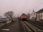 185 032-0 zieht ein Containerzug durch Rdesheim an dem Rhein.