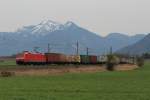 185 055-1 ist mit einem Containerzug in Richtung München unterwegs.