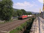 152 155-8 durchfhrt Oberwesel mit ein Intermodelzug.