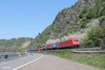 185 249-0 mit einem Containerzug kurz hinter der Loreley.