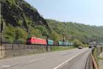 185 354-8 mit einem Coiltransportzug kurz vor der Loreley.