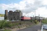 185 176-7 mit einem gedecktem Güterzug bei der durchfahrt von Rüdesheim.