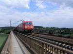 185 311-8 zieht ein gemischten Gterzug ber die Donaubrcke bei Regensburg-Prfering.