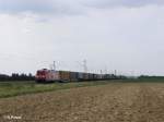 185 305-0 zieht bei Stephansposching ein Containerzug in Richtung Passau.