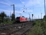 185 304-3 zieht mit ein Containerzug an Regensburg Ost vorbei.