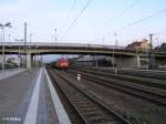 185 218-5 zieht ein BMW-Zug durch Regensburg HBF.