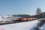 185 319-1 zieht bei Sinsgrün ein Containerzug in Richtung Nürnberg.