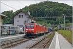 Zwei DB 185 mit der Spitzenlok 185 088 ziehen einen Baustellen bedingt umgeleiteten Güterzug über die  Alte Hauenstein Linie .

Läufelfingen, den 7. August 2018