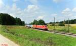 185 360-3 zieht ein Containerzug bei Sinsgrün Richtung Regensburg.