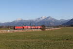 185 182 mit dem  Mllzug  aus Freilassing kommend am 18. Mrz 2025 bei Bernau am Chiemsee.