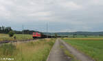 185 320-9 zieht mit einem gemischten Güterzug bei Oberdachstetten vorbei.