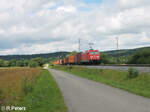 185 258-1 zieht mit einem Containerzug nach Regensburg bei Pölling vorbei.
