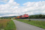 185 258-1 zieht mit einem Containerzug nach Regensburg bei Pölling vorbei.