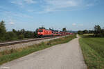 185 048-6 zieht bei Pölling ein Autotransportzug in Richtung Norden.