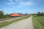 185 048-6 zieht bei Pölling ein Autotransportzug in Richtung Norden.
